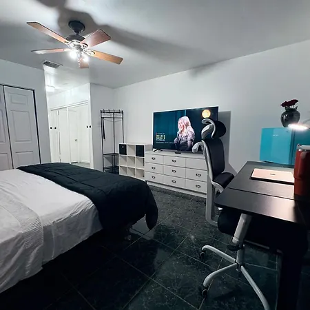 Miami Peaceful King Bed With 65 Inch Smart Tv, Netflix, Airplay, Ergonomic Desk And 500 Mbps Wifi Near Fiu, Dolphin Mall, Airport